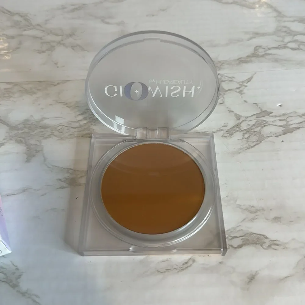 HUDA BEAUTY GloWish luminous Vegan pressed Powder in 10 deep tan